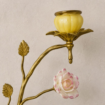 Applique cornet en porcelaine et bronze doré au perroquet, détail bobèche jaune