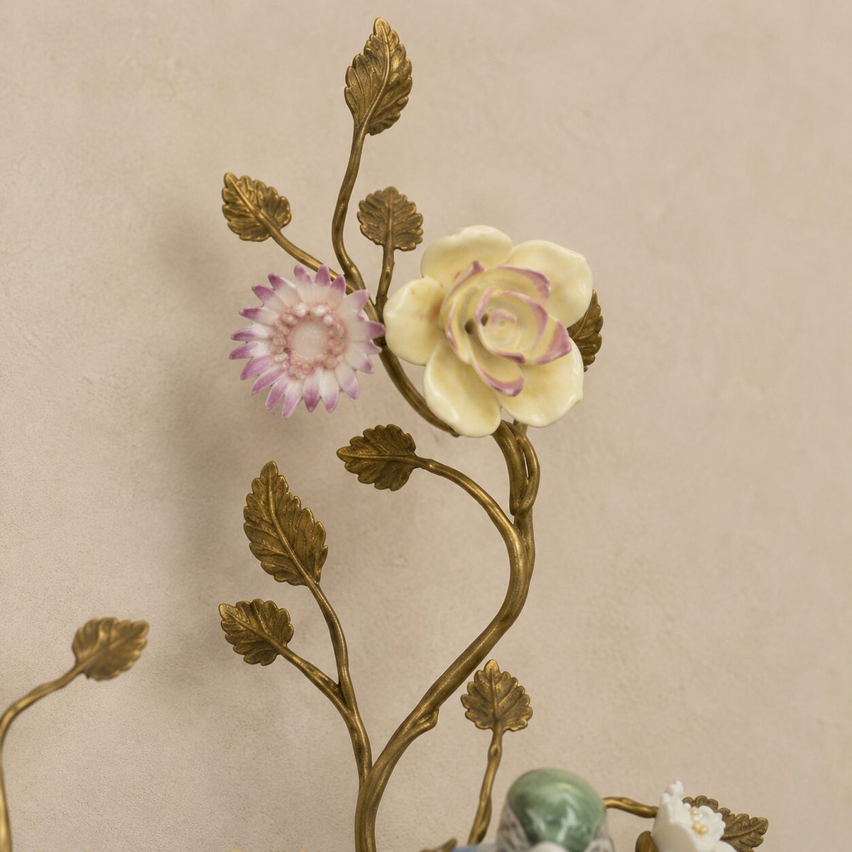 Applique murale en porcelaine et bronze au perroquet bleu, détail roses porcelaine