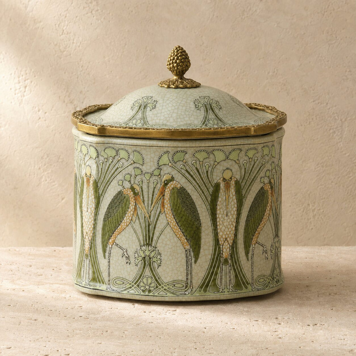 Boîte Art Nouveau en porcelaine craquelée à décor de hérons, vue de face