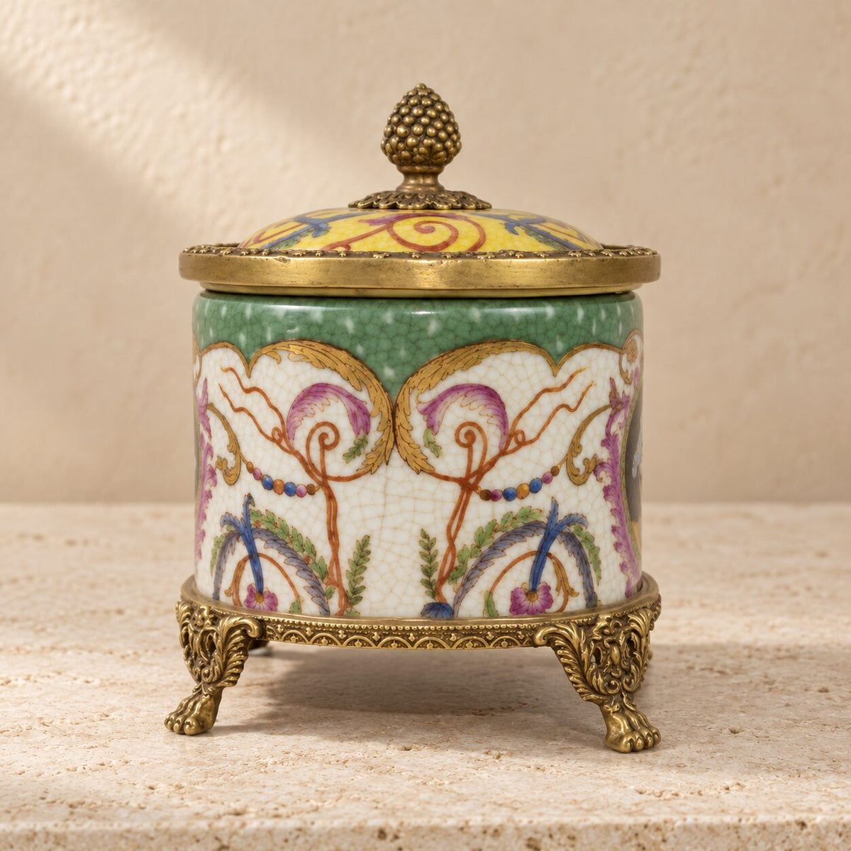 Boîte couverte en porcelaine craquelée et bronze doré, vue d'ensemble profil