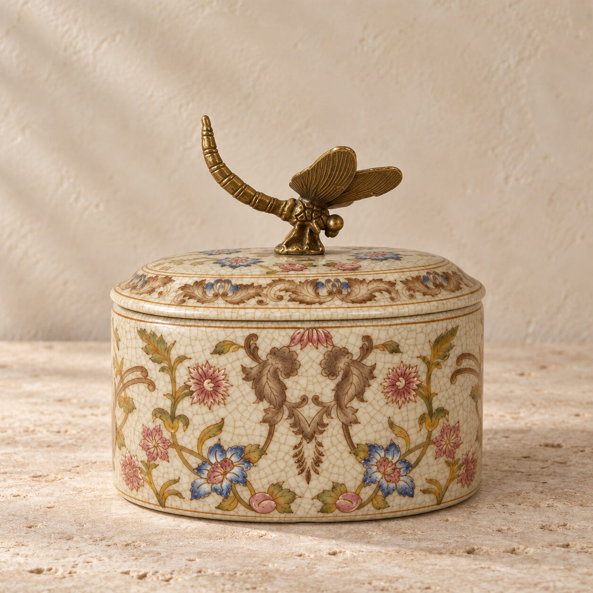 Boîte couverte en porcelaine craquelée à décor floral, vue de face angle 2