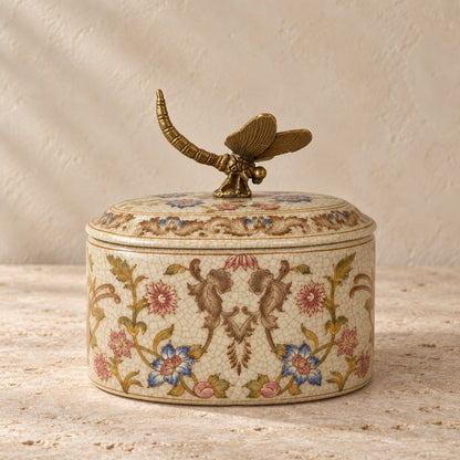 Boîte couverte en porcelaine craquelée à décor floral, vue de face angle 2