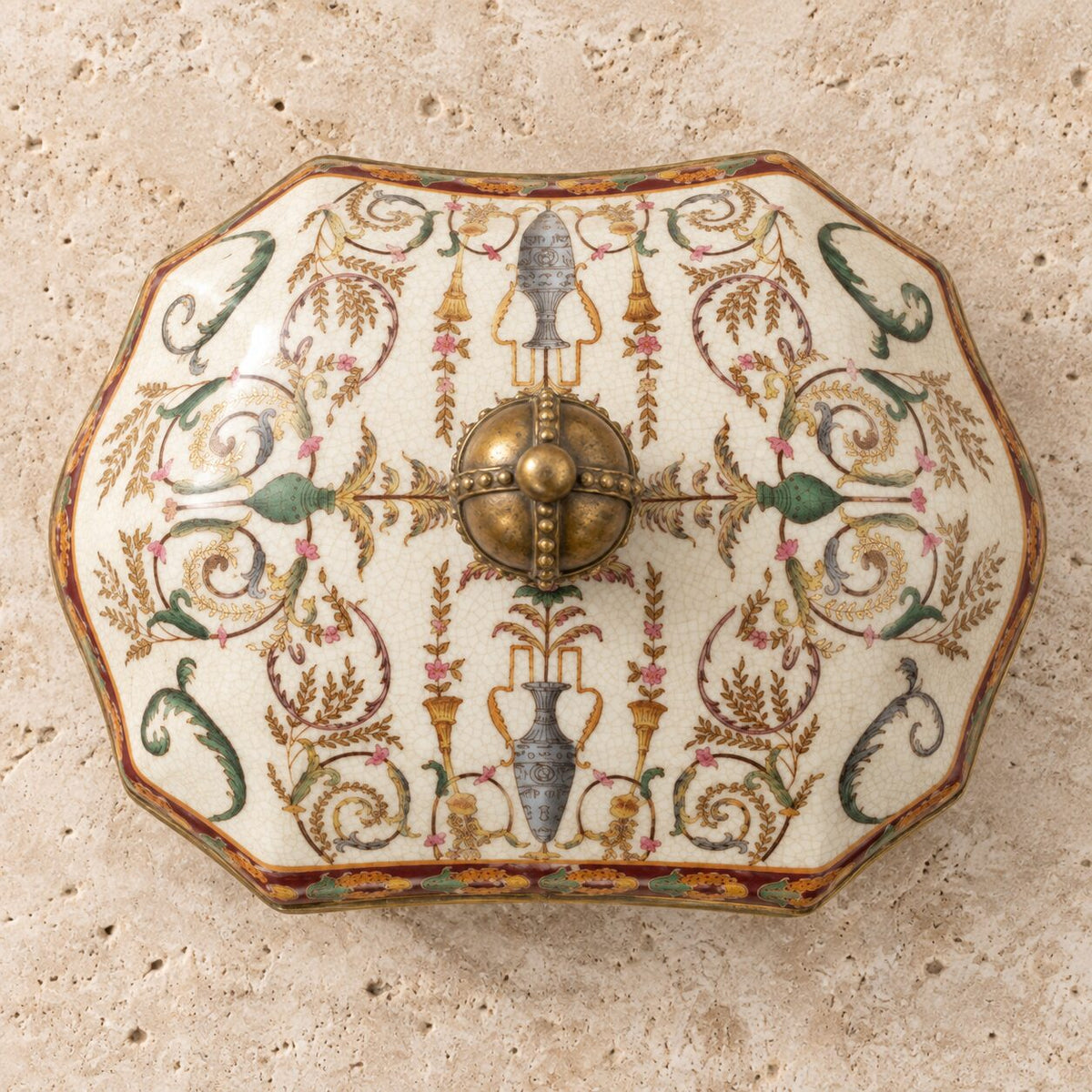Boîte couverte en porcelaine craquelée à monture bronze doré, vue de dessus couvercle