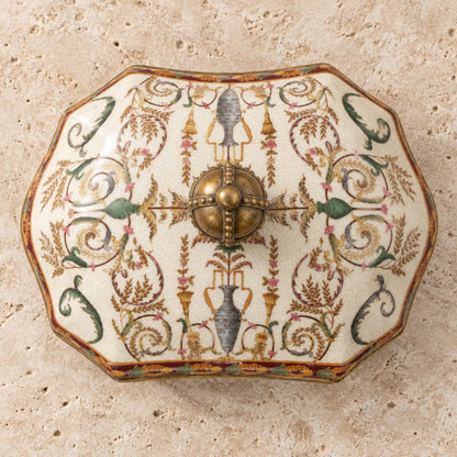 Boîte couverte en porcelaine craquelée à monture bronze doré, vue de dessus couvercle