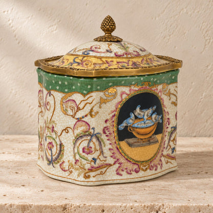 Boîte à thé en porcelaine craquelée à décor de colombes, vue de face