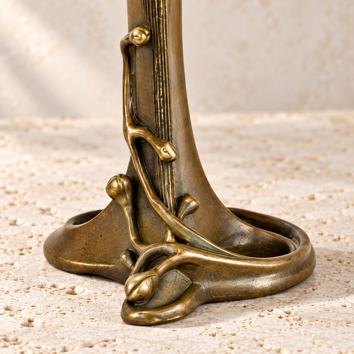 Bougeoir Art Nouveau en bronze à décor végétal, détail socle entrelacs angle