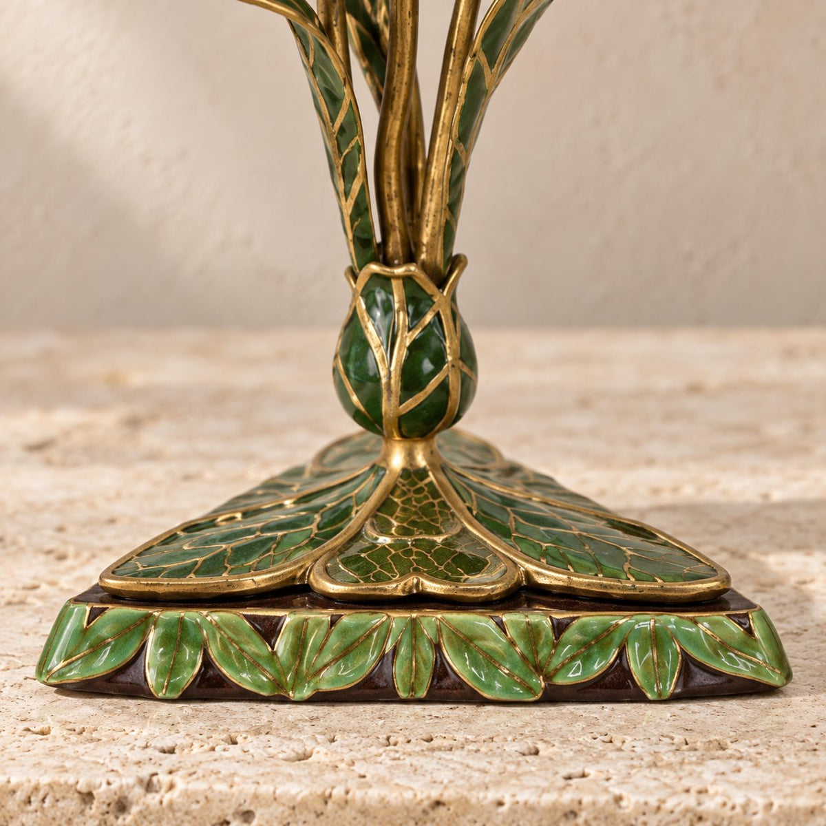 Bougeoir Art Nouveau en bronze doré émaillé à décor floral, détail base feuillage