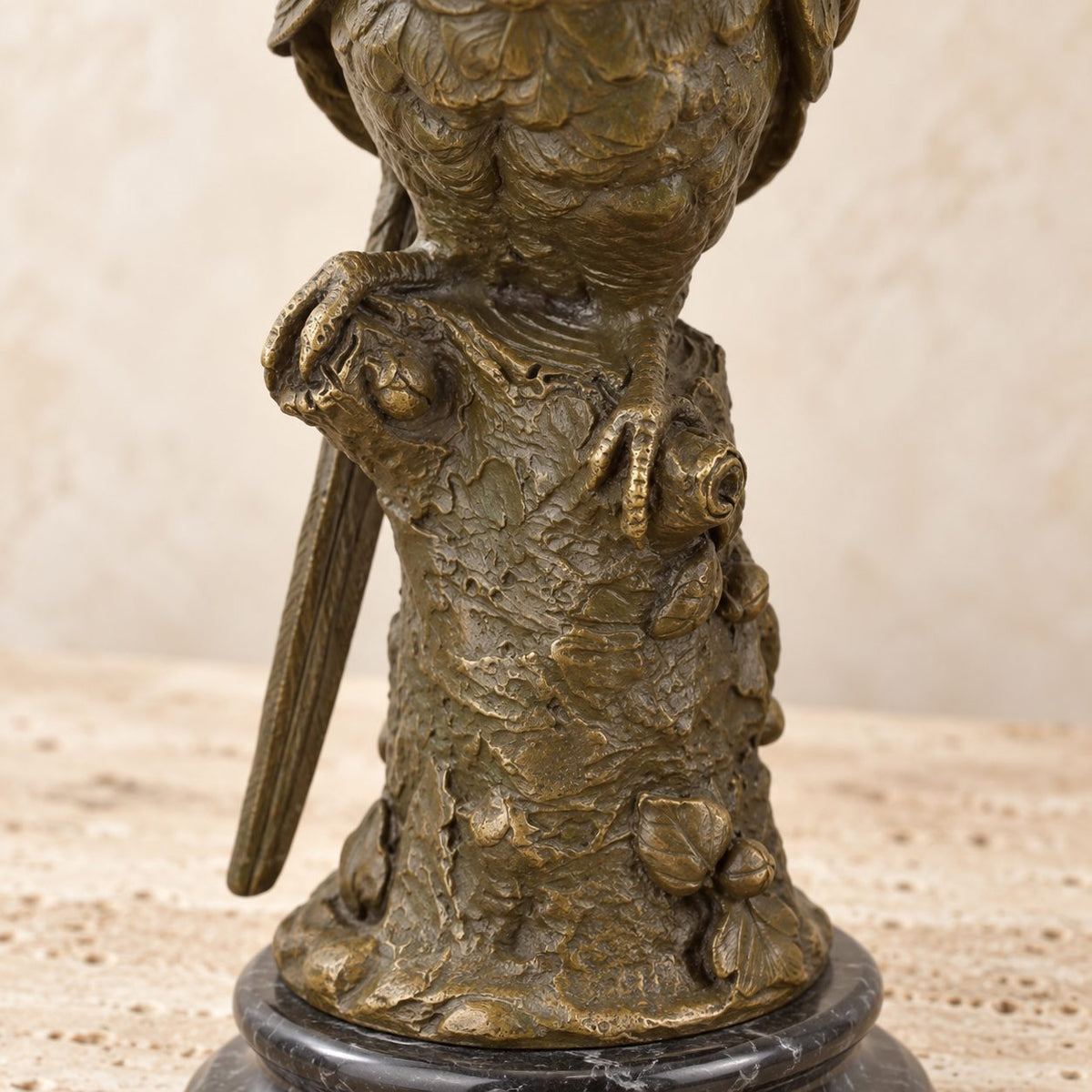 Bougeoir au perroquet en bronze patiné sur socle marbre, détail bobèche vue de dessus