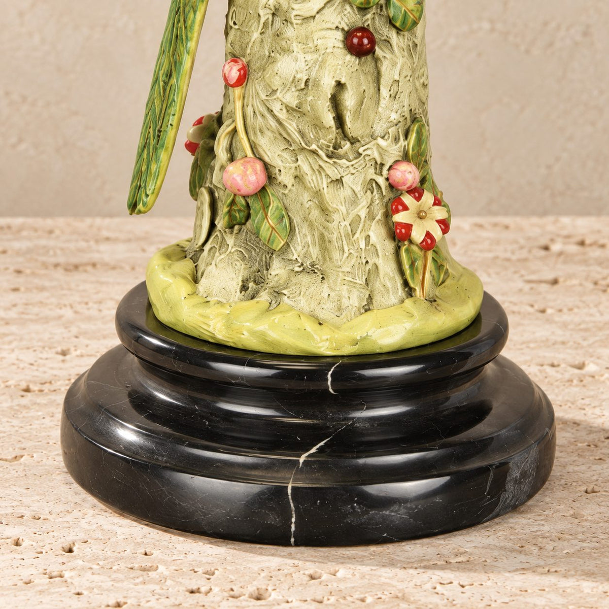 Bougeoir perroquet en bronze polychrome sur socle marbre, détail socle marbre noir