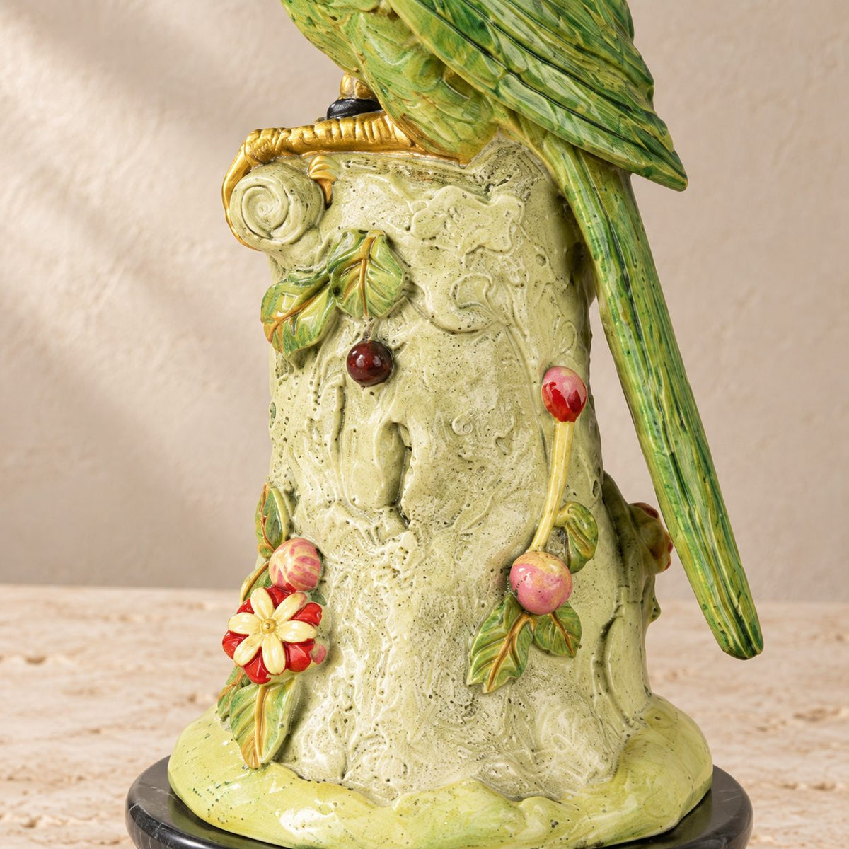 Bougeoir au perroquet vert en bronze polychrome sur socle, détail socle marbre noir