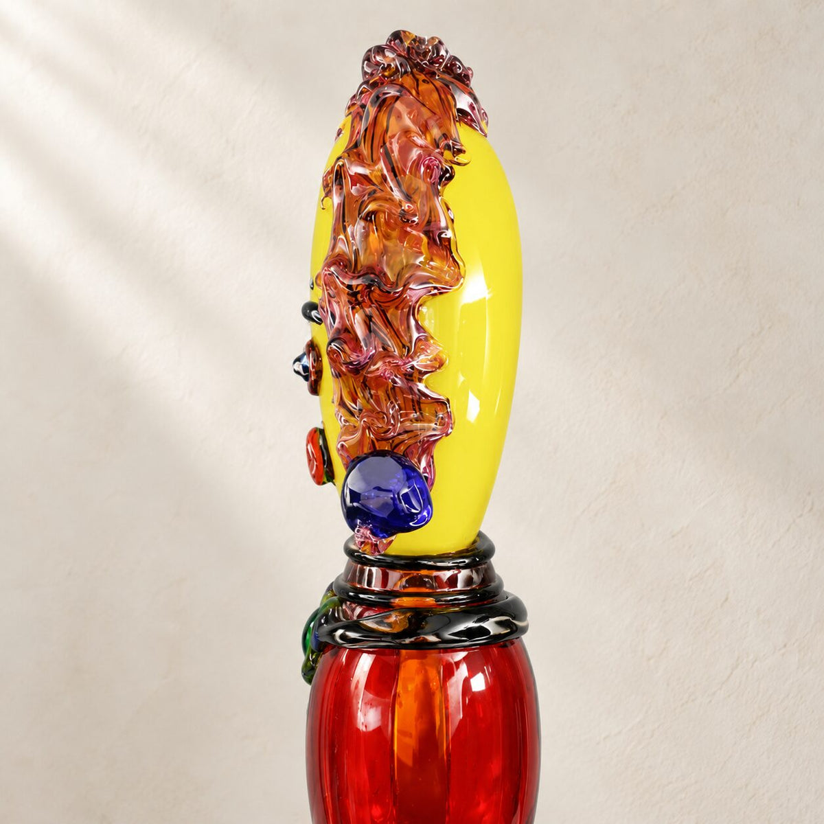 Buste de clown en verre soufflé polychrome, vue de dos, chevelure travaillée