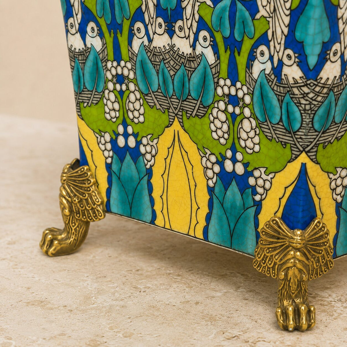 Cache-pot en porcelaine craquelée aux hiboux, monture bronze, détail pied griffe
