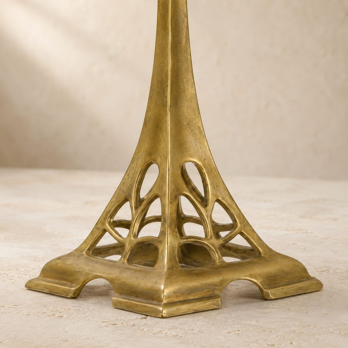 Candélabre Art Nouveau deux lumières en laiton doré mat, détail pied ajouré