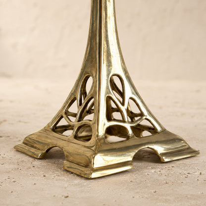 Candélabre Art Nouveau deux lumières en laiton doré poli, détail pied ajouré
