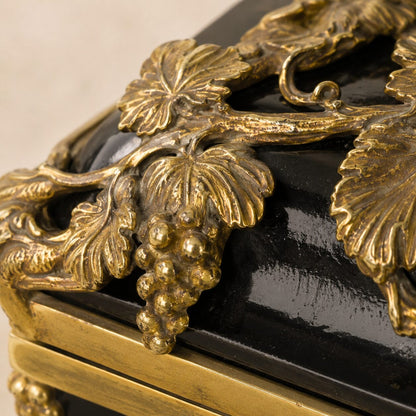 Coffret en porcelaine noire et bronze doré décor oiseaux, détail grappe raisin
