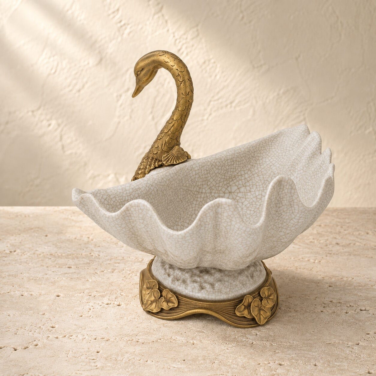 Coupe cygne en porcelaine craquelée et bronze doré, détail bord festonné