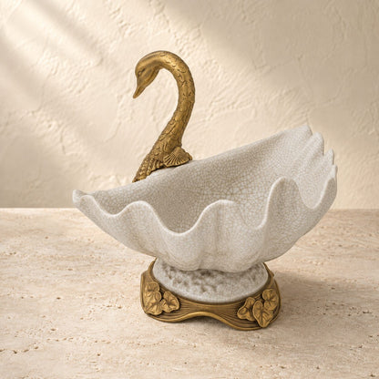 Coupe cygne en porcelaine craquelée et bronze doré, détail bord festonné