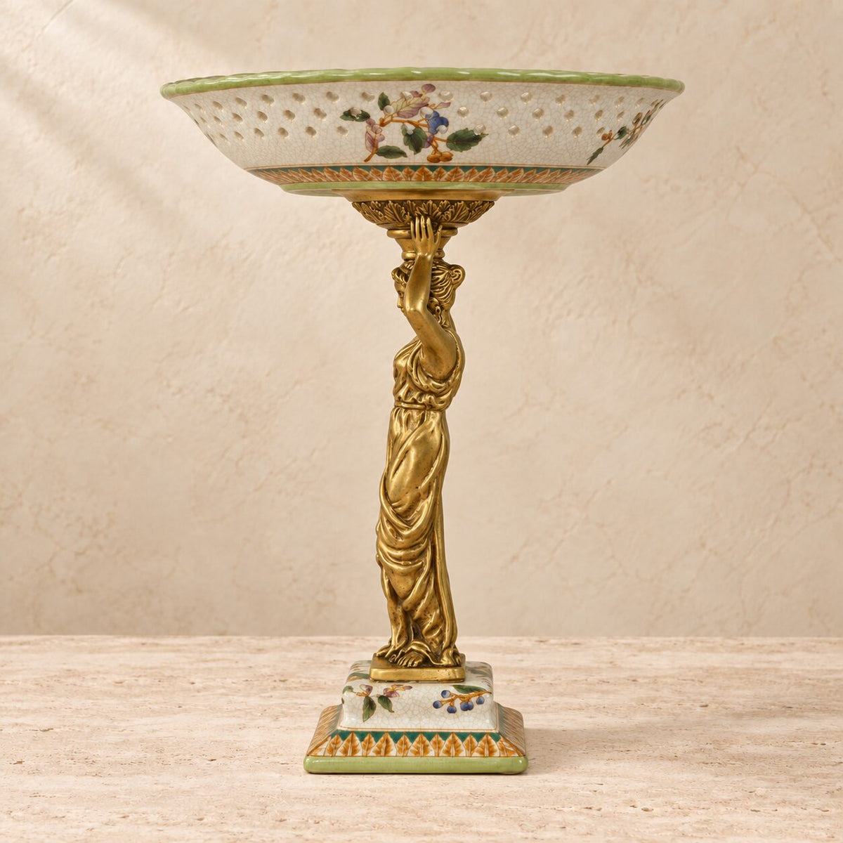 Coupe en porcelaine ajourée à monture cariatide en bronze doré, vue d'ensemble profil