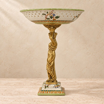 Coupe en porcelaine ajourée à monture cariatide en bronze doré, vue d'ensemble profil