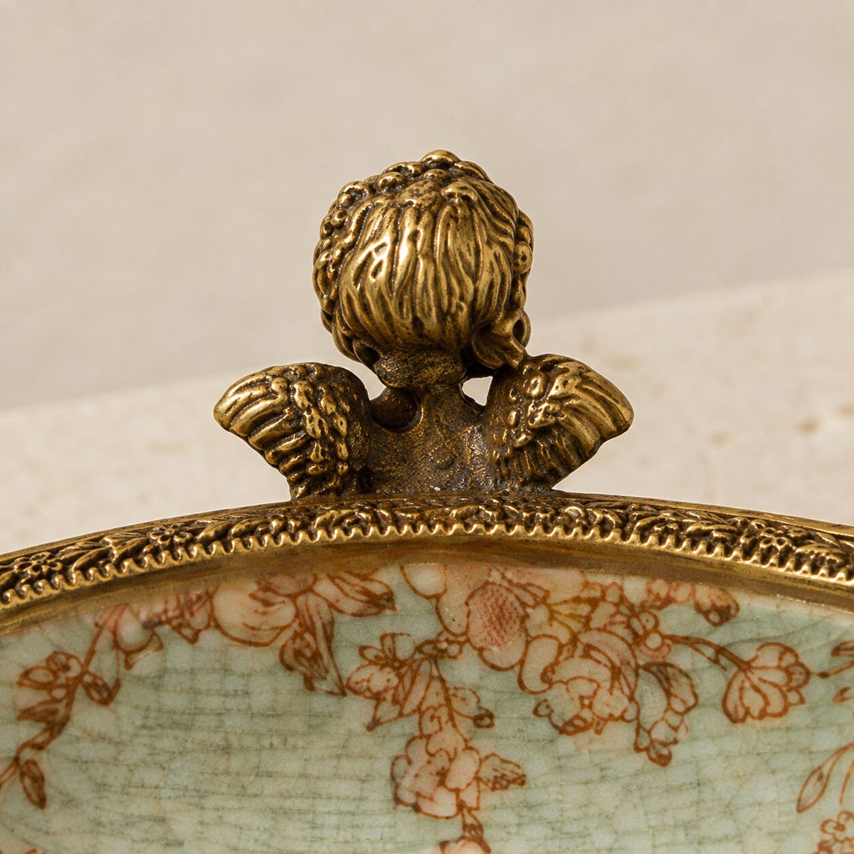 Coupe en porcelaine céladon à décor chinois, monture bronze, détail putti dos