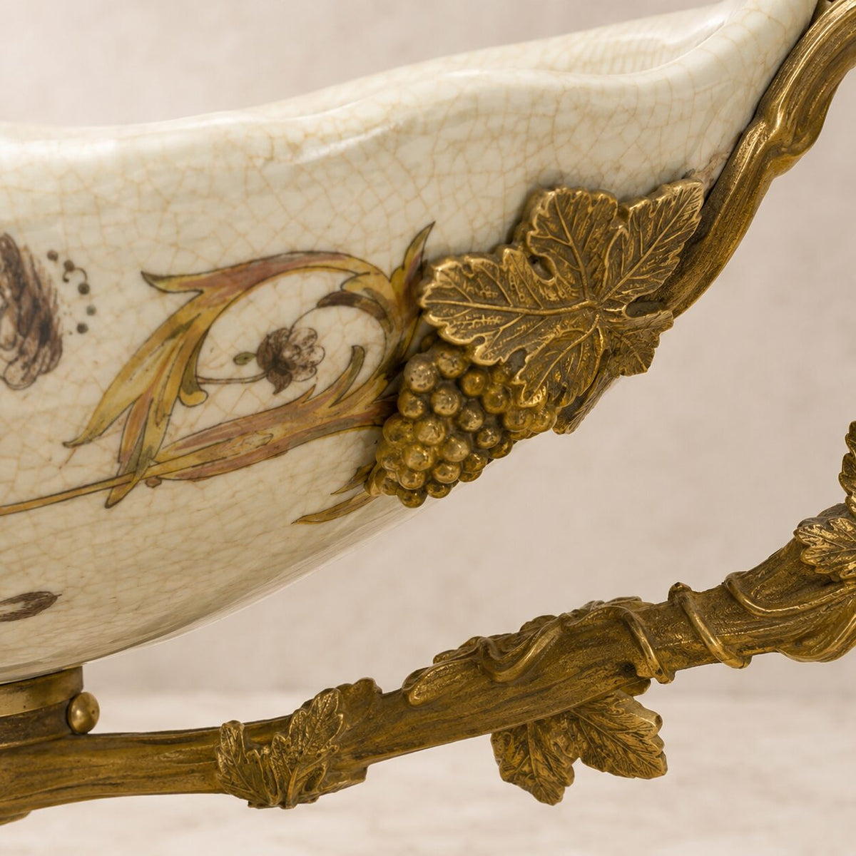 Coupe en porcelaine craquelée sur monture bronze aux putti, détail grappe raisin