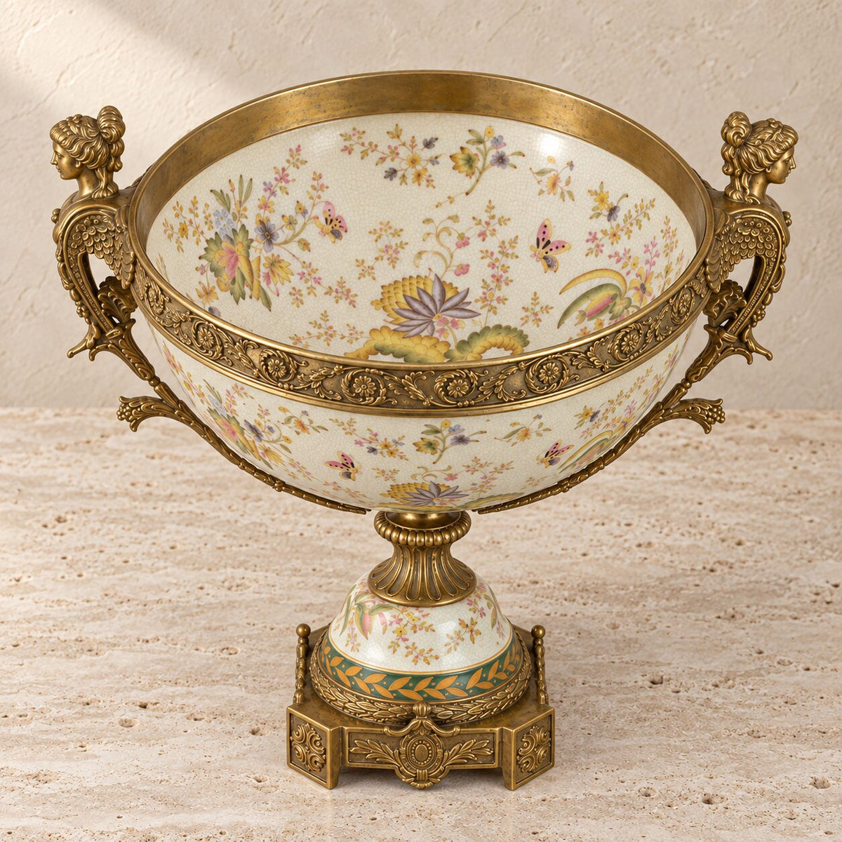 Coupe en porcelaine craquelée à décor floral, monture bronze, vue d'ensemble trois quarts