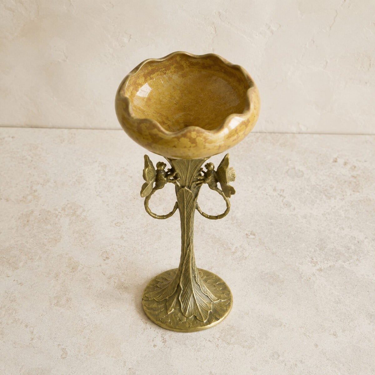Coupe en porcelaine mouchetée sur pied bronze aux libellules, vue d'ensemble profil
