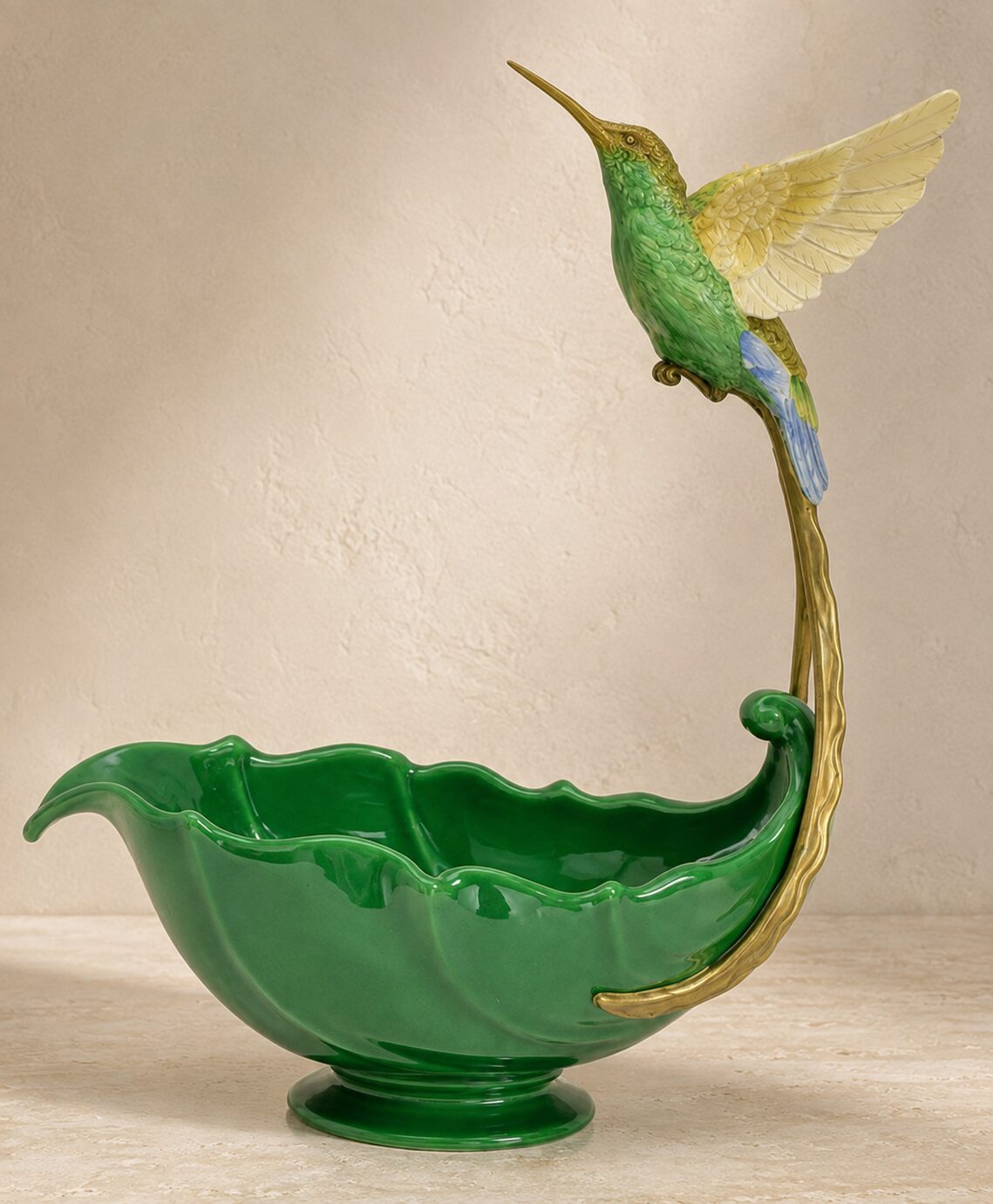 Coupe en porcelaine verte au colibri en bronze doré, vue d'ensemble profil