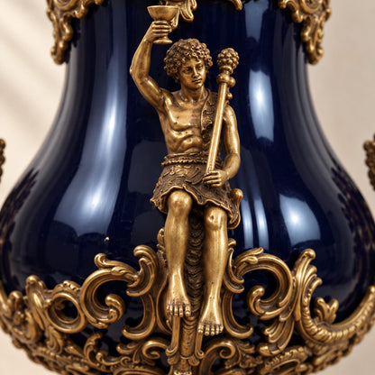 Grande urne couverte en porcelaine bleu cobalt et bronze doré, détail figure bacchus