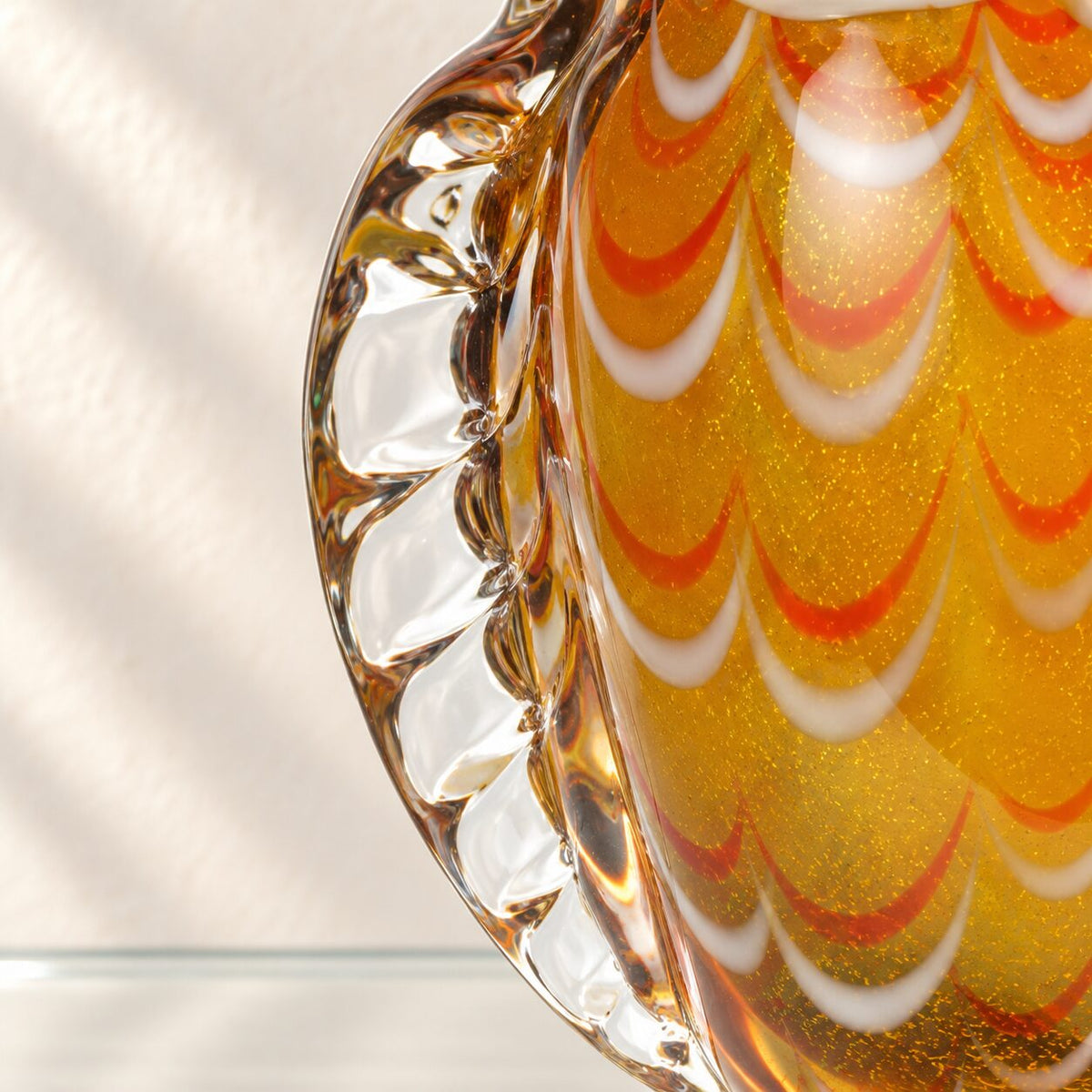 Hibou en verre soufflé aux tons ambrés, détail de la texture du verre