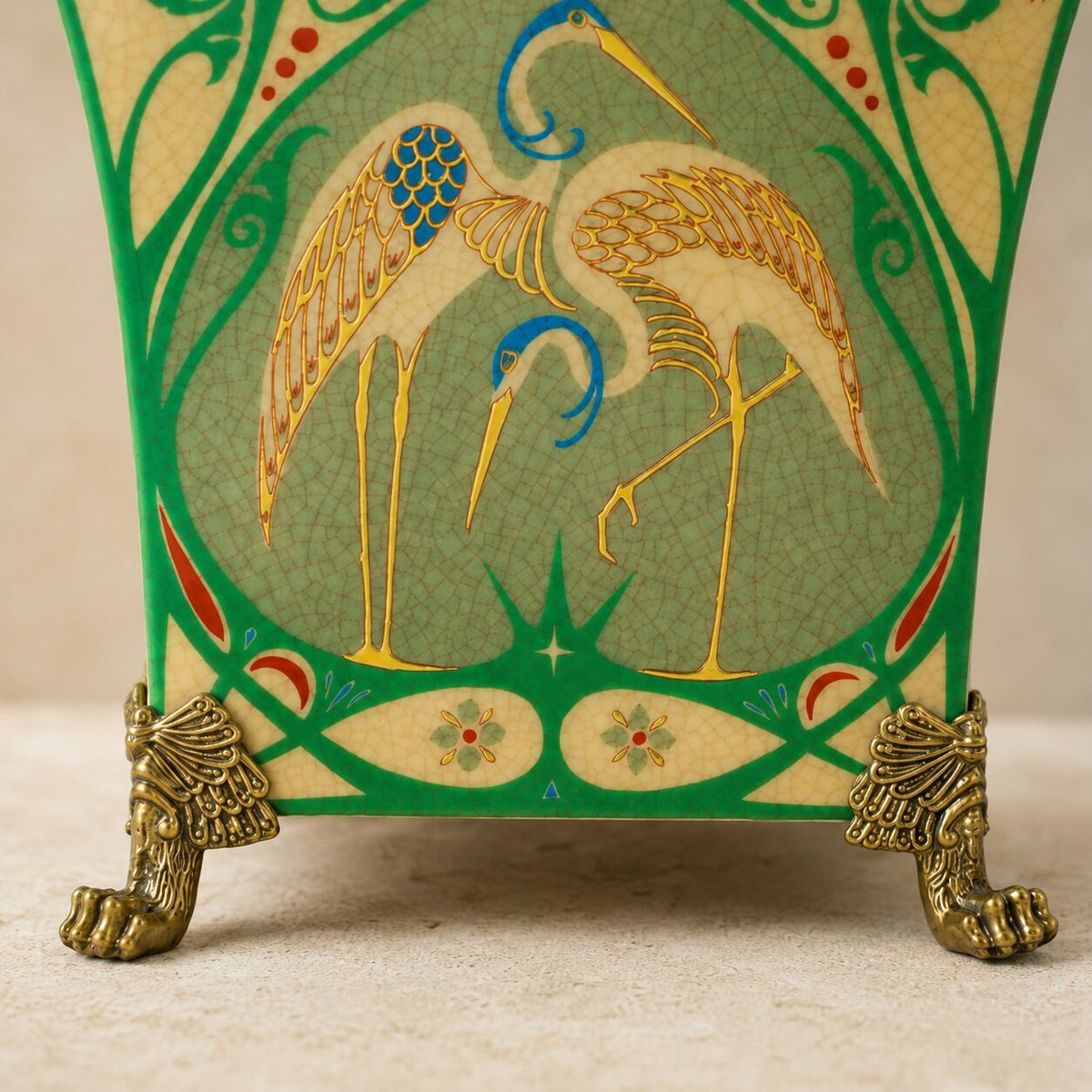 Jardinière en porcelaine craquelée aux hérons, monture bronze, détail pied griffe