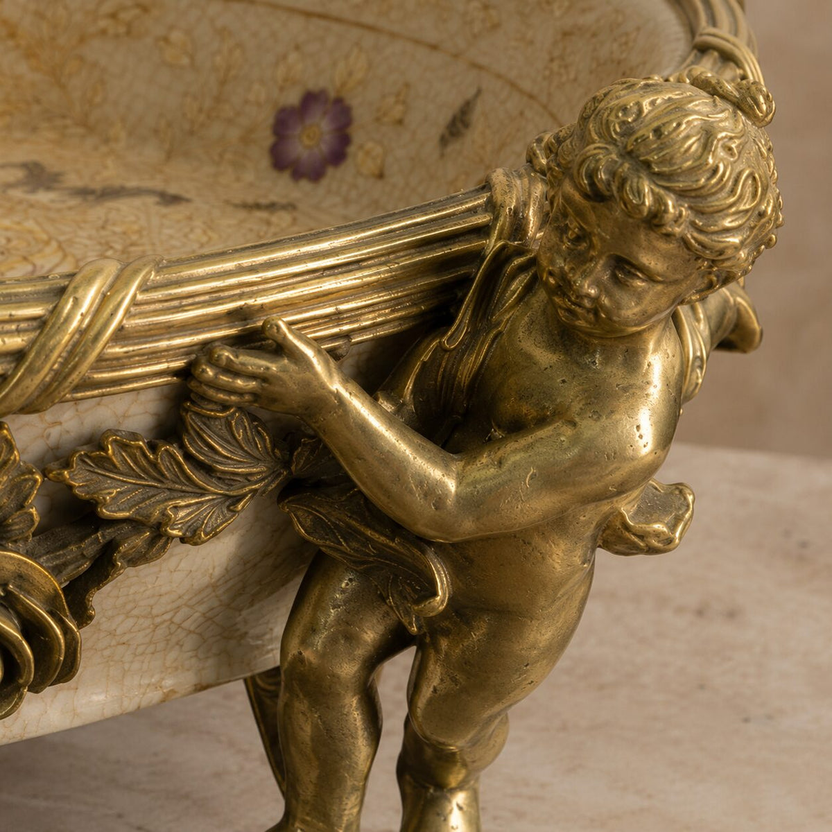 Jardinière en porcelaine craquelée et bronze doré aux putti, détail putti corps