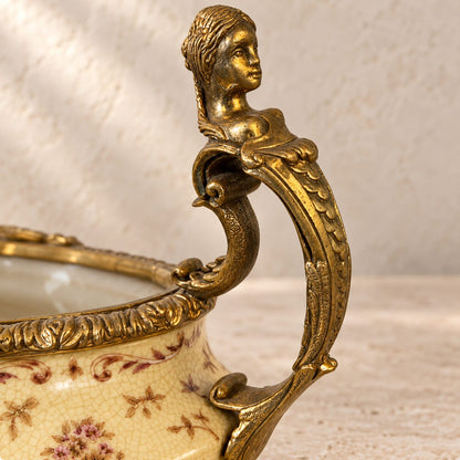 Jardinière en porcelaine jaune à monture en laiton doré, détail anse buste femme gros plan