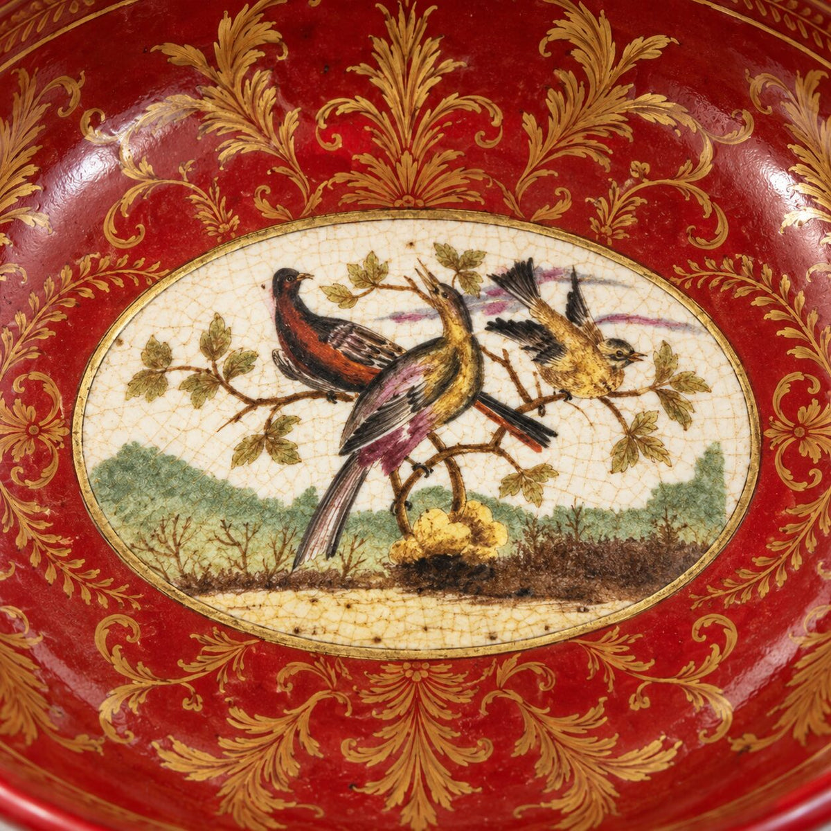 Jardinière en porcelaine rouge et bronze doré aux cariatides, détail médaillon oiseaux peints gros plan