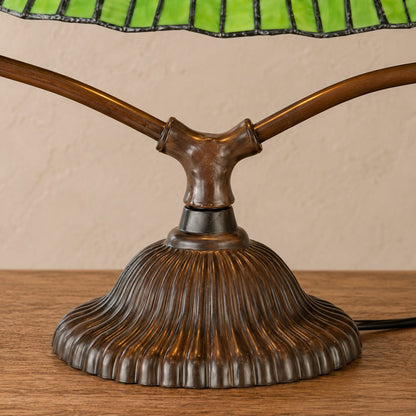 Lampe de style Tiffany, détail du pied cannelé et de la jonction des bras en métal, cordon visible