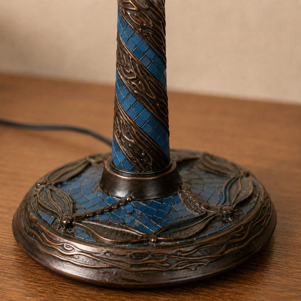 Lampe de style Tiffany aux libellules sur fond de feuillage, pied torsadé finition bronze et cordon