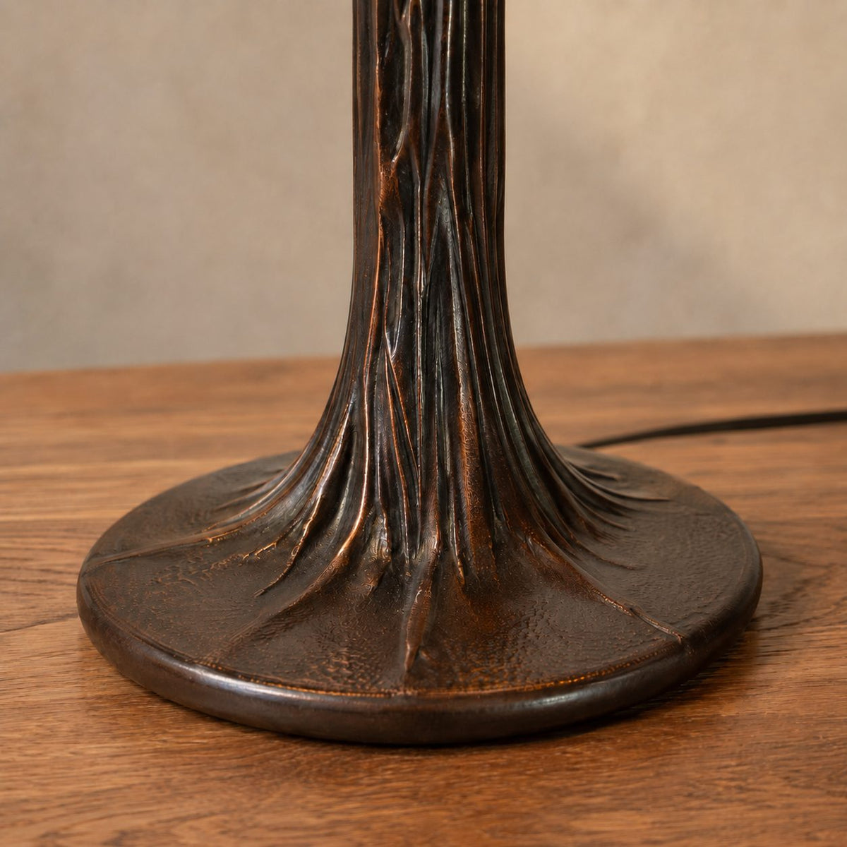 Lampe de style Tiffany à décor de feuillages bleus et ambrés, pied tronc d'arbre et racines finition bronze