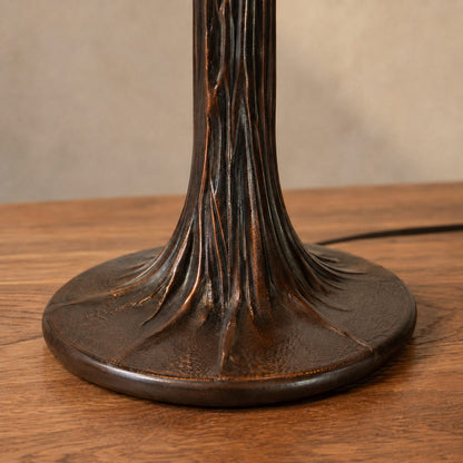 Lampe de style Tiffany à décor de feuillages bleus et ambrés, pied tronc d'arbre et racines finition bronze