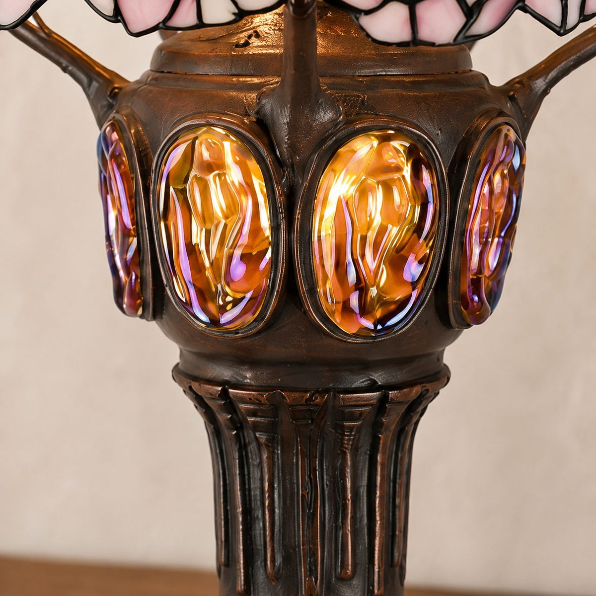 Lampe de style Tiffany aux pivoines roses et pied à cabochons, cabochons iridescents fût