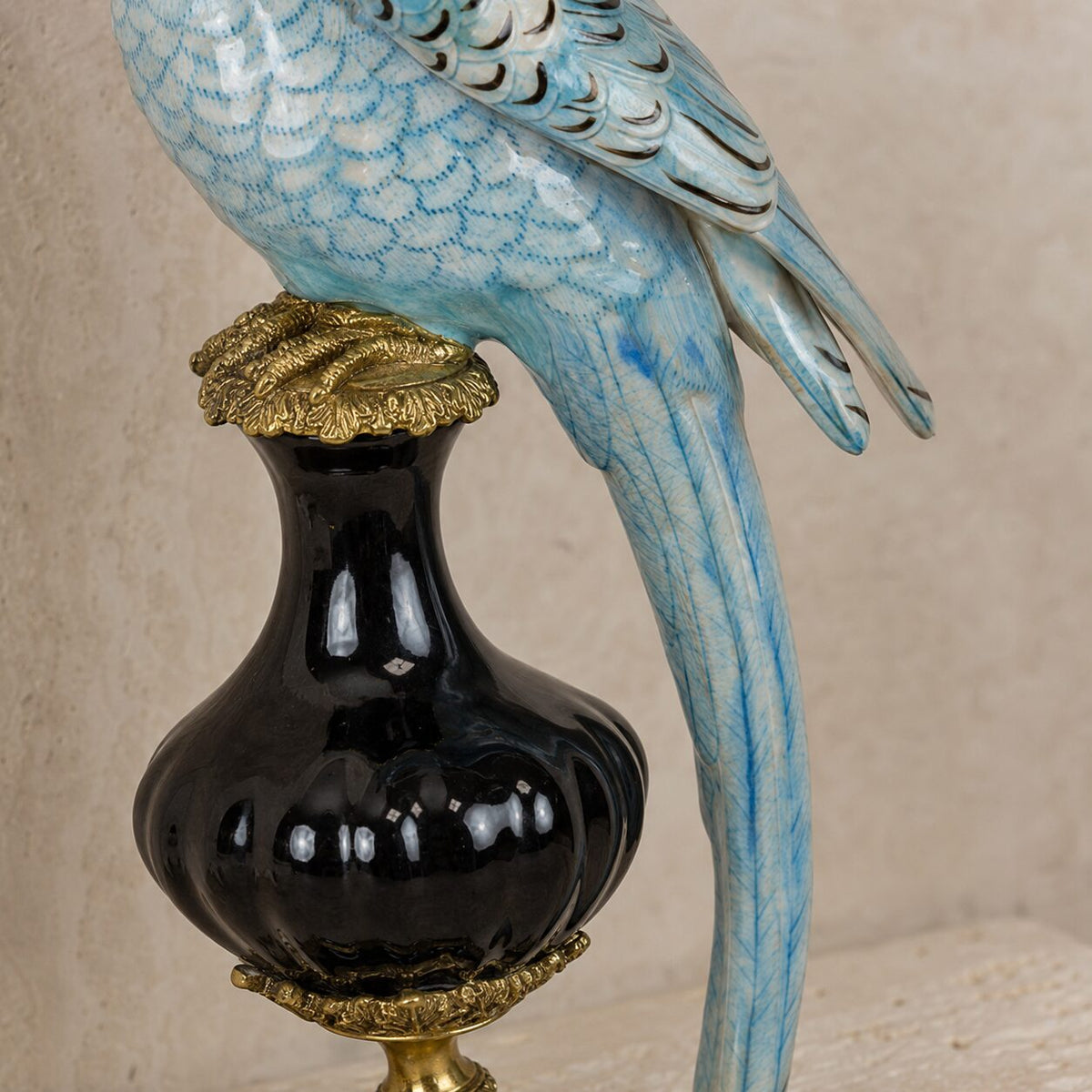 Paire de bougeoirs perroquets en porcelaine et bronze doré, détail queue vase
