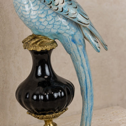 Paire de bougeoirs perroquets en porcelaine et bronze doré, détail queue vase