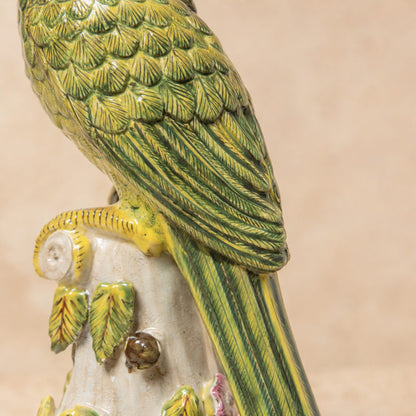 Paire de bougeoirs perroquets en porcelaine et bronze doré, détail aile queue