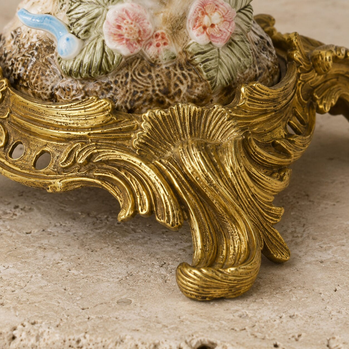 Paire de bougeoirs perroquets en porcelaine et bronze doré, détail socle bronze rocaille