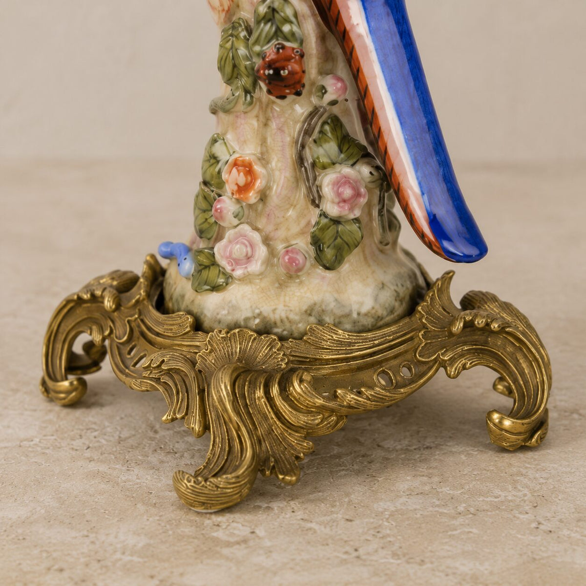 Paire de bougeoirs aux perroquets en porcelaine et bronze doré, détail socle bronze