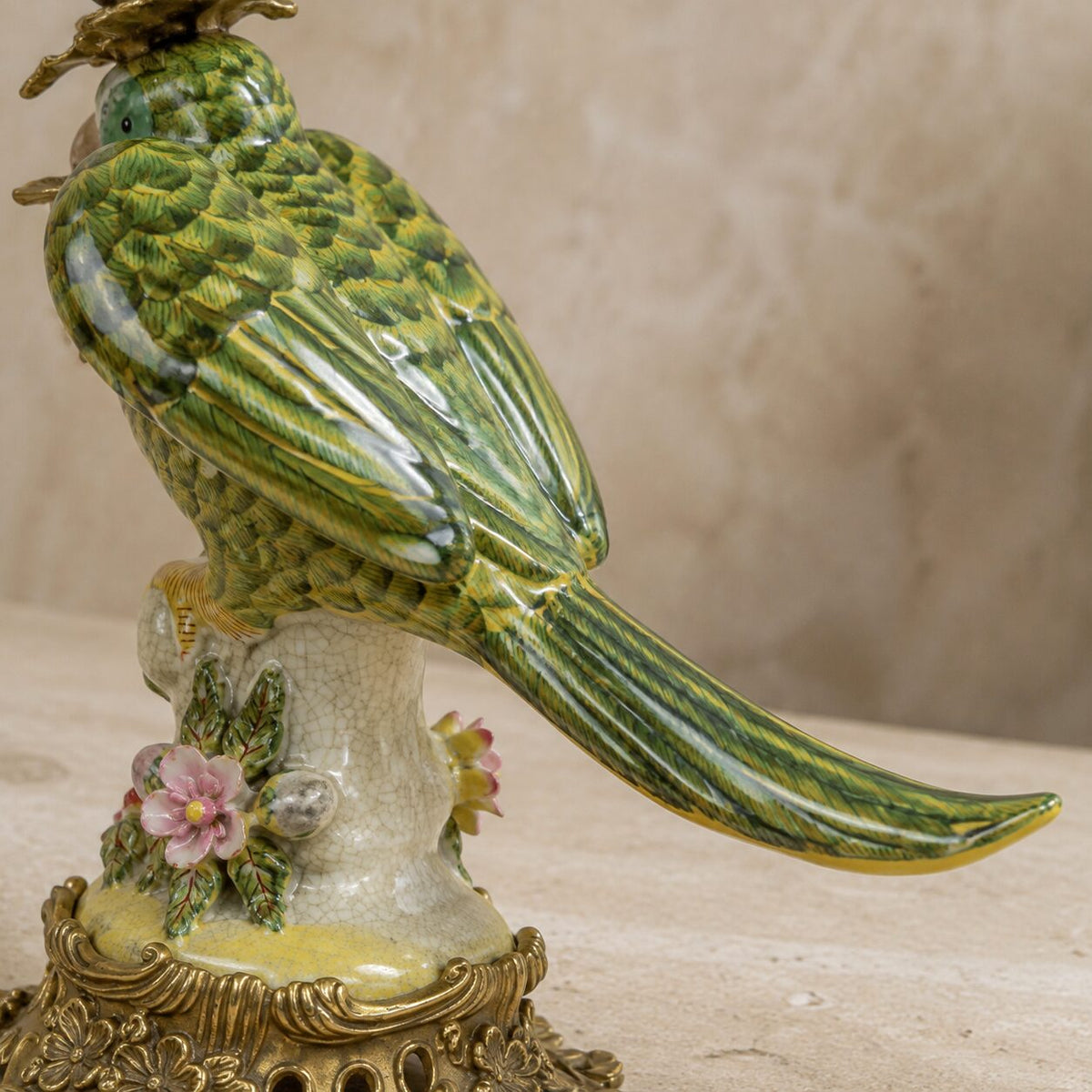 Paire de bougeoirs perroquets en porcelaine et bronze doré, détail queue plumage