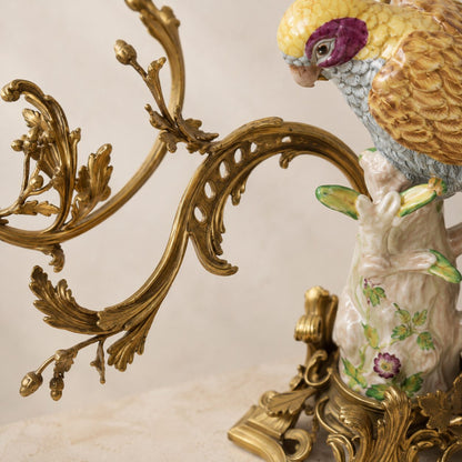 Paire de candélabres aux perroquets en porcelaine et bronze doré, détail branche feuillage