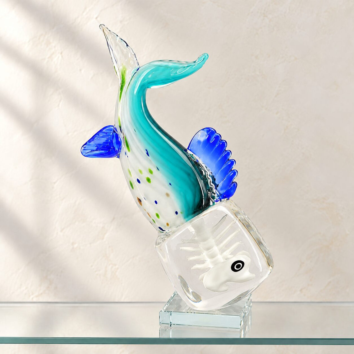 Poisson koï en verre soufflé turquoise, vue d'ensemble de profil