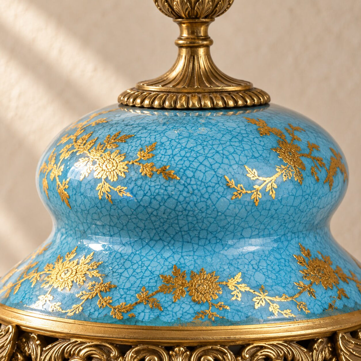 Potiche couverte en porcelaine bleu céleste et bronze doré, détail couvercle bulbe décor doré