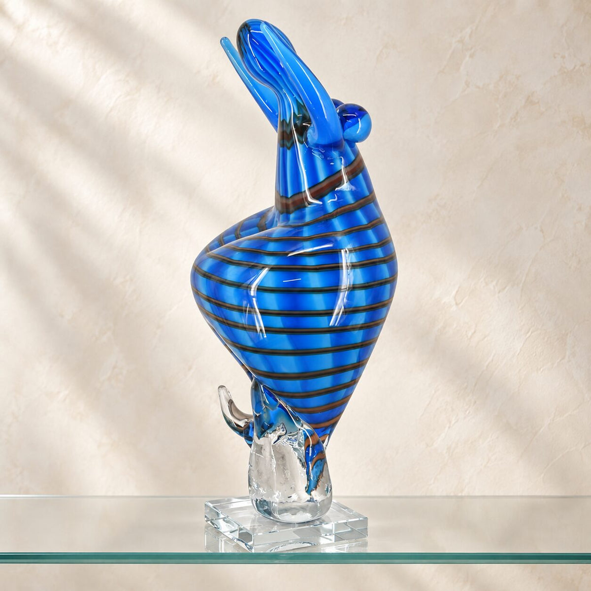 Sculpture danseuse en verre soufflé bleu style Murano, vue d'ensemble