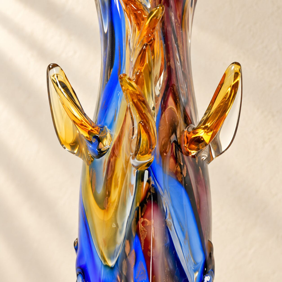Vase tête de cheval en verre soufflé style Murano, détail des oreilles ambrées